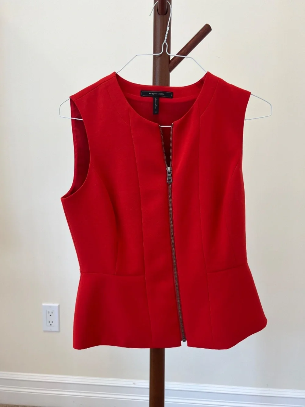 BCBGMAXAZRIA Red Zip-Up Peplum Sleeveless Top -- Size M